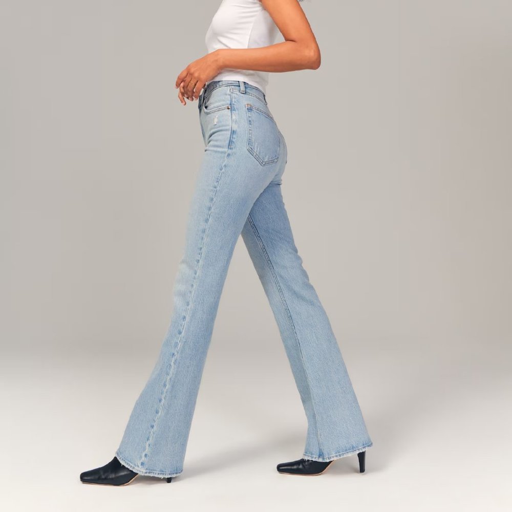 NWT Abercrombie & Fitch Light Wash High Rise Vintage Flare Jean 24 Short